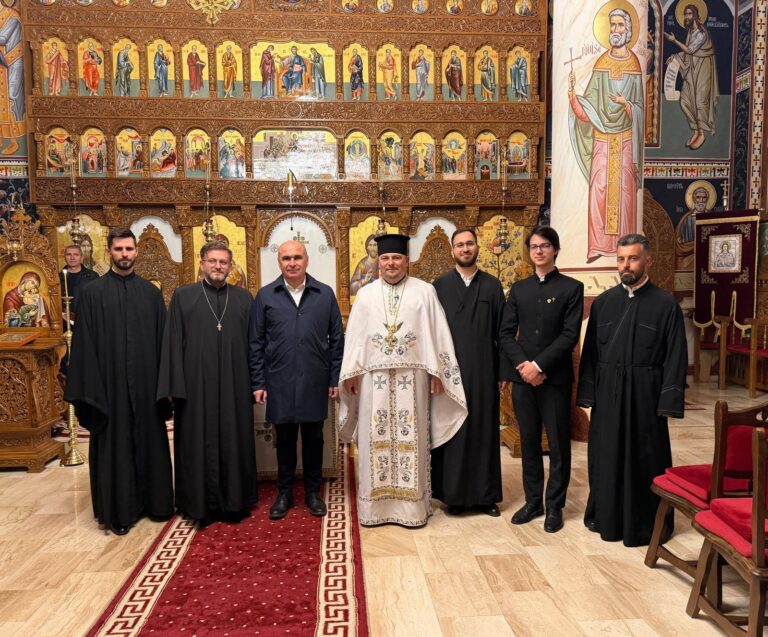 Ilie Bolojan, la Sînmartin, în noaptea de Înviere. Premierul, printre credincioși, la slujba de Paște