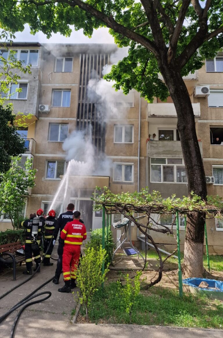 Incendiu într-un bloc din Oradea. Zeci de locatari au ieșit din clădire