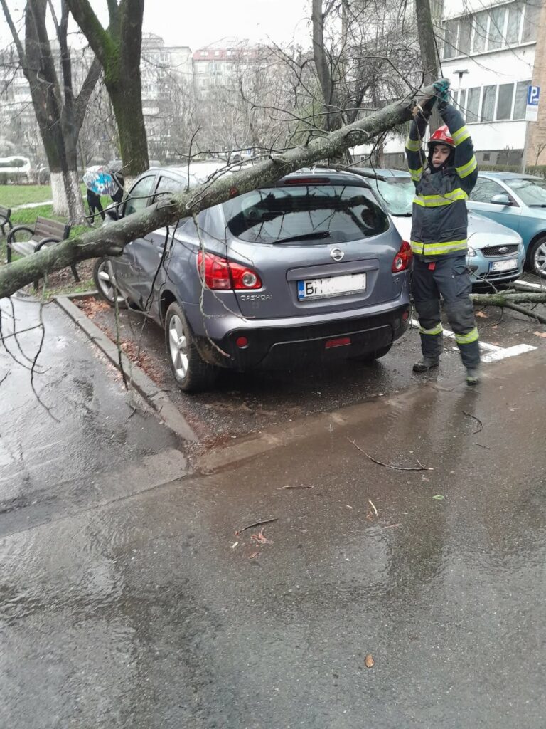Cod galben de vânt puternic în Bihor. Rafale de până la 90 km/h