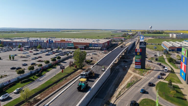 Primul strat de asfalt, peste pasajul suprateran de pe Calea Aradului din Oradea