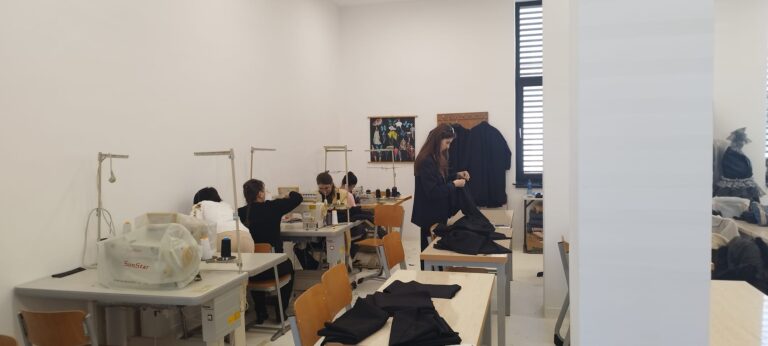 Studenții de la Textile – Pielărie din Oradea își confecționează chiar ei robelor de absolvire