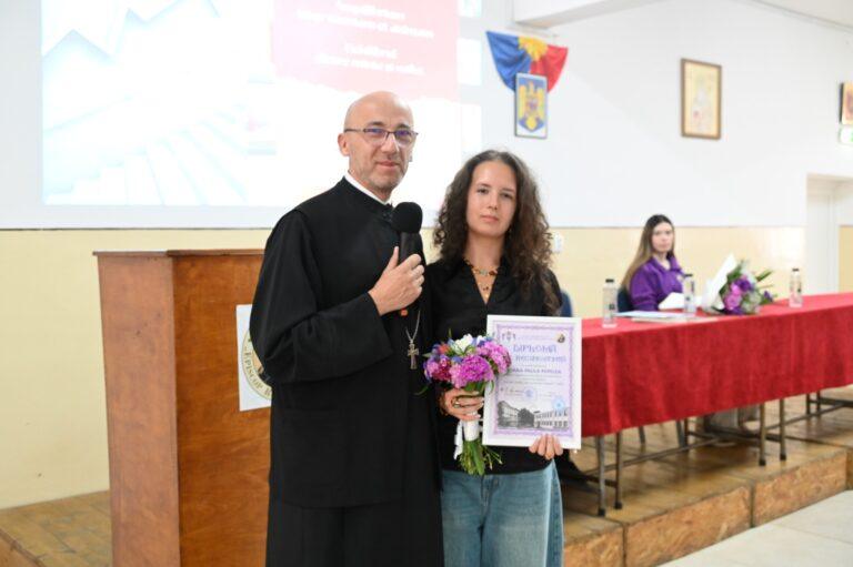 „Să nu rămâi doar o umbră” – mesajul unei eleve din Oradea care a impresionat o sală întreagă