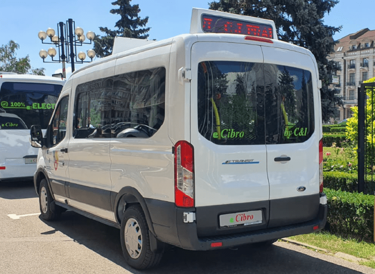 Consiliul Județean Bihor cumpără două microbuze electrice pentru elevii din învățământul special