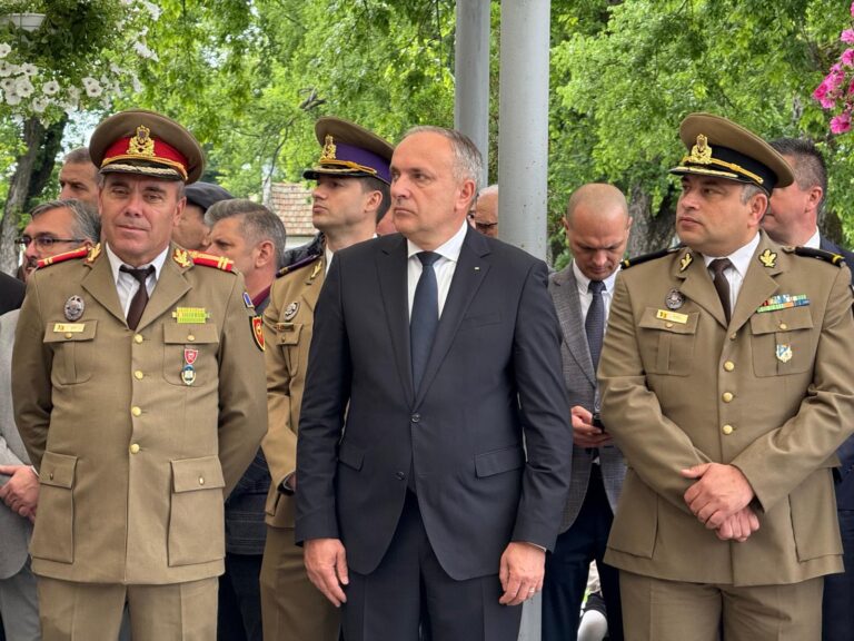 Oradea marchează Ziua Independenței cu ceremonii militare și omagii istorice în Piața Unirii