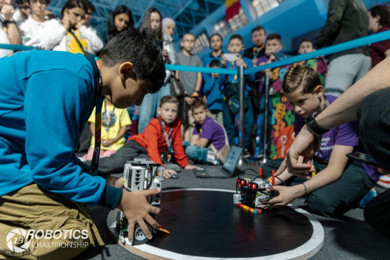 Oradea, capitala roboților. Sute de concurenți, din 16 țări și show-uri spectaculoase, în ultima zi a „RoboticsChampionship 2026”