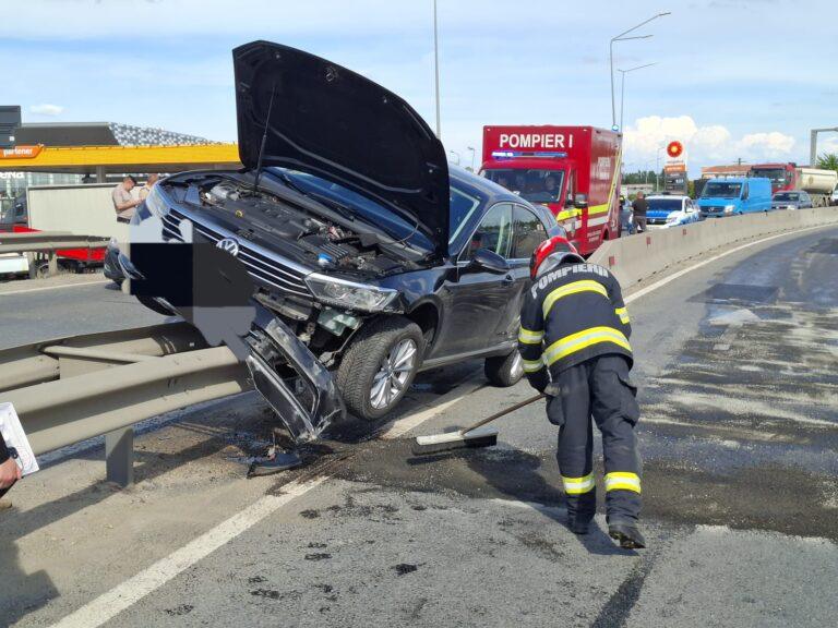 Cascadorie pe Centura Oradea, în zona Auchan – Leroy Merlin. Un Volkswagen a ajuns pe parapetul dintre sensuri