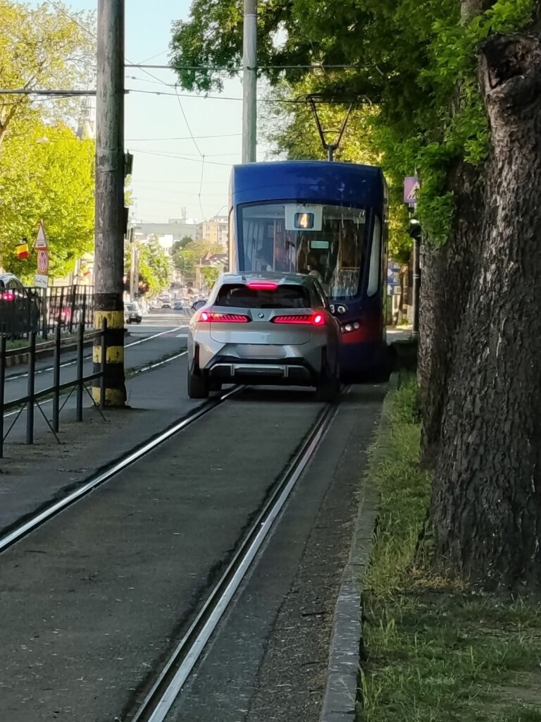 Un BMW, pe linia de tramvai, în Oradea. Imaginea care a stârnit controverse în online