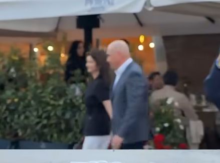 Ilie Bolojan, aplaudat în Cetatea din Oradea, la ieșirea dintr-un restaurant