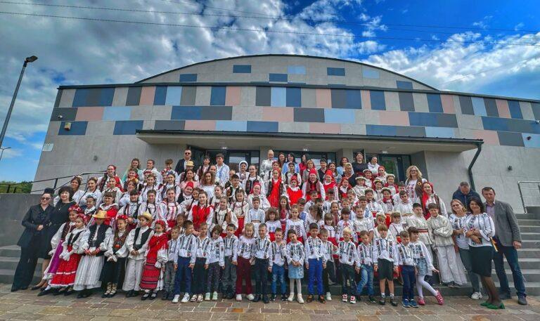 Șase eleve din Oradea au cucerit premiile mari la concursul „Tradiții și obiceiuri populare românești”