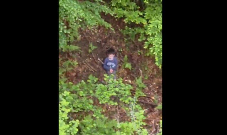 Copilul de 5 ani, dispărut în Sibiu, găsit viu după două zile de căutări. Primele imagini cu Alexandru în pădure, văzut din elicopter