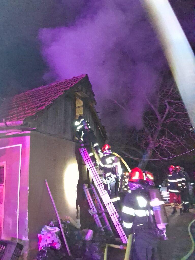 Incendiu în toiul nopții, la Păulești. Pompierii au salvat o casă și un grajd din calea flăcărilor