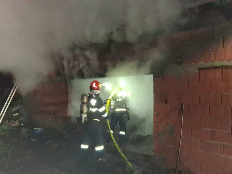 Atenție la instalațiile electrice! O casă a luat foc în miez de noapte la Cuieșd