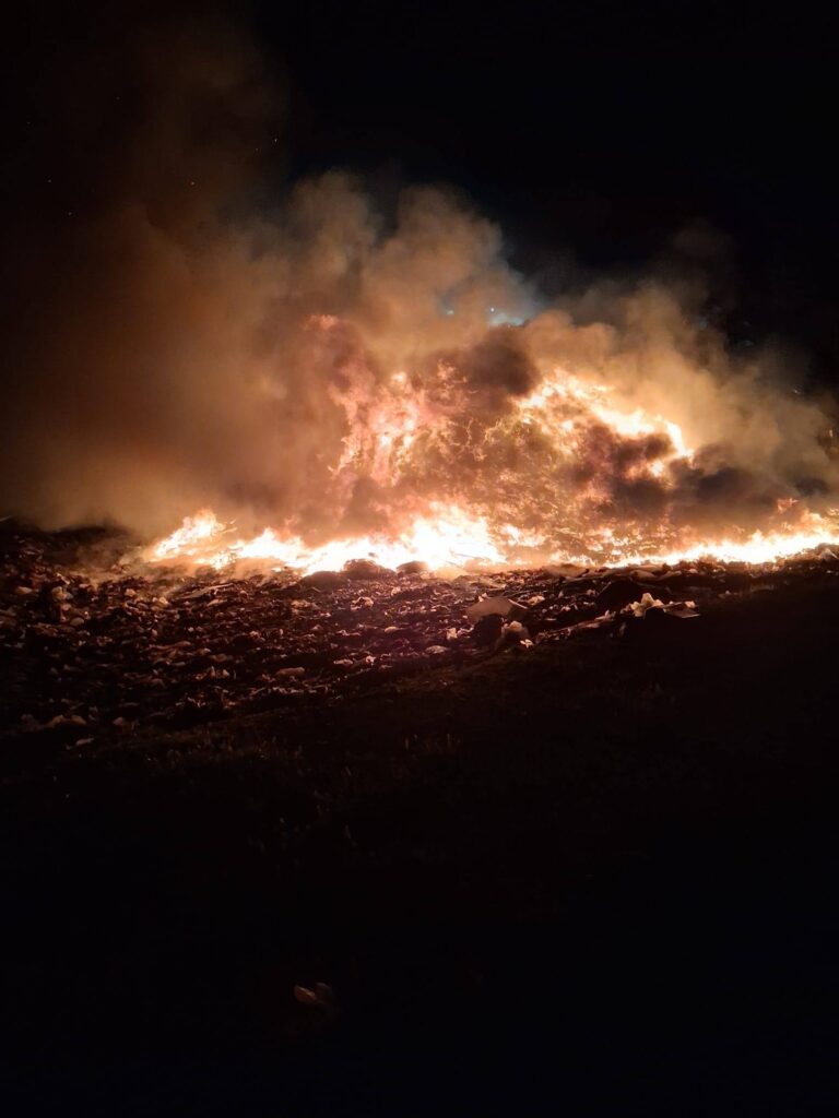 Incendiu violent, în inima nopții, în Oradea. Flăcări pe sute de metri. Peste 20 de pompieri au fost mobilizați