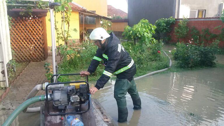Furtuna a făcut probleme în Bihor. Pompierii au intervenit în Beiuș și Săcueni