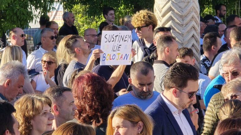 În jur de 3.000 de oameni au ieșit în stradă, la Oradea, pentru Ilie Bolojan. Proteste și în București înainte de votul moțiunii de cenzură