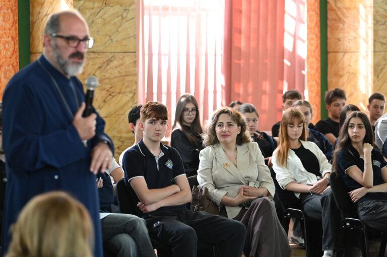 Întâlnire între elevi și părintele Constantin-Valer Necula la Colegiul Național „Mihai Eminescu” din Oradea