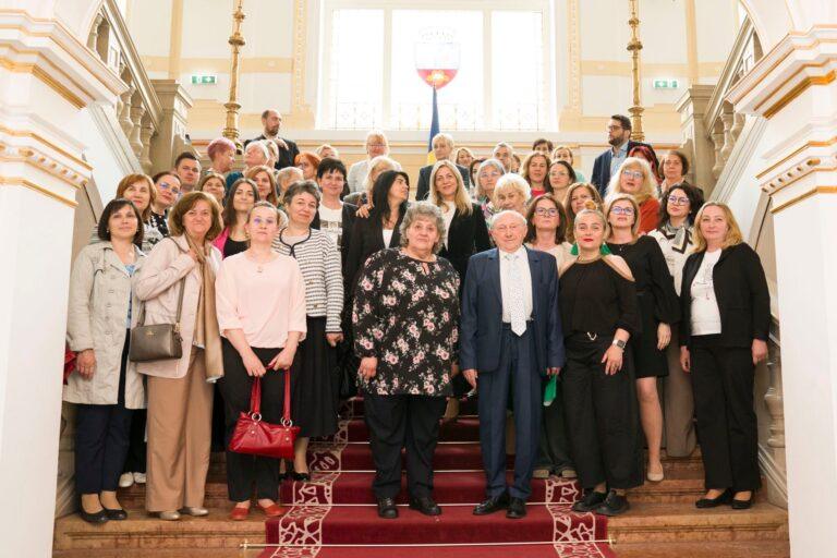 „Îngerii” din spitale au fost premiați la Oradea. Patru asistenți medicali, care au salvat vieți și au stat zi de zi lângă bolnavi, au primit Premiul „Mózes”