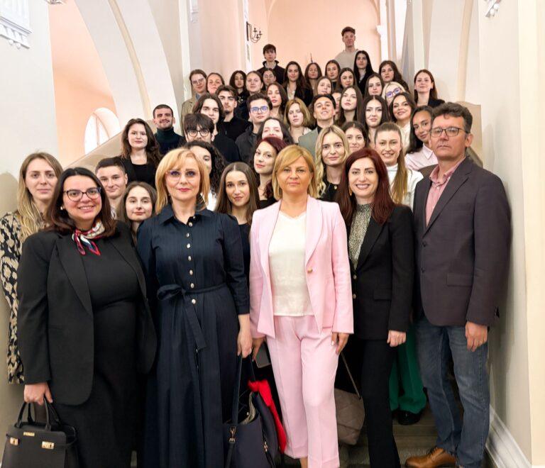 Viitorii avocați și judecători au intrat în sala de judecată la Oradea. Cine sunt câștigătorii concursului național de Dreptul Familiei