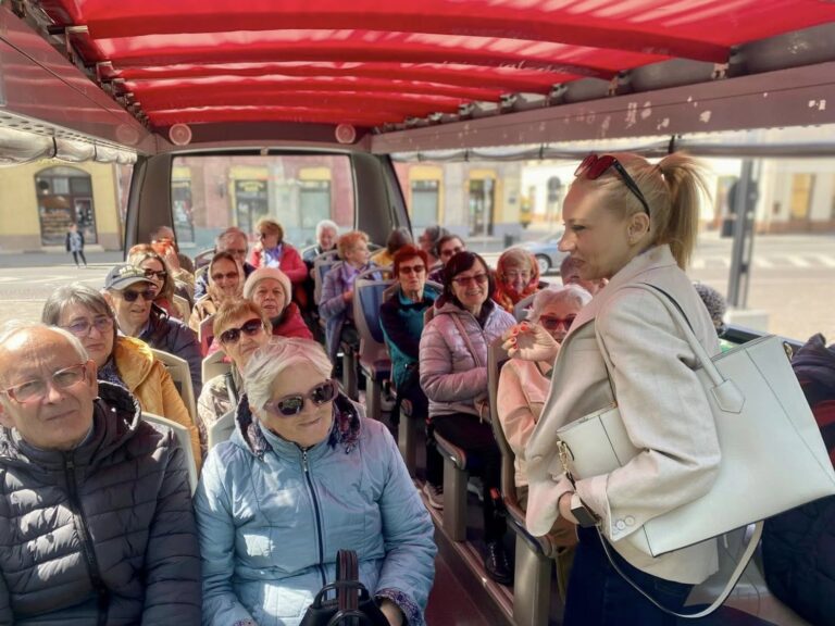 Seniorii din Oradea au ieșit la plimbare cu autobuzul turistic. DAS Oradea pregătește noi activități pentru vârstnici