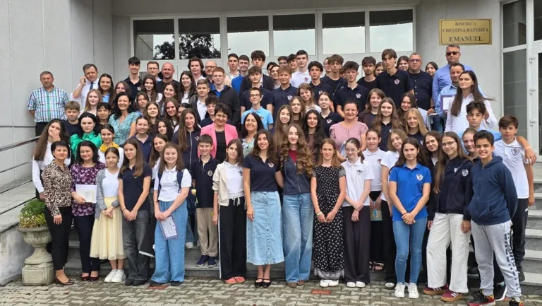 (Galerie FOTO) Peste 80 de elevi ai Liceului Teologic Baptist „Emanuel” din Oradea, premiați pentru rezultatele obținute la olimpiade și concursuri