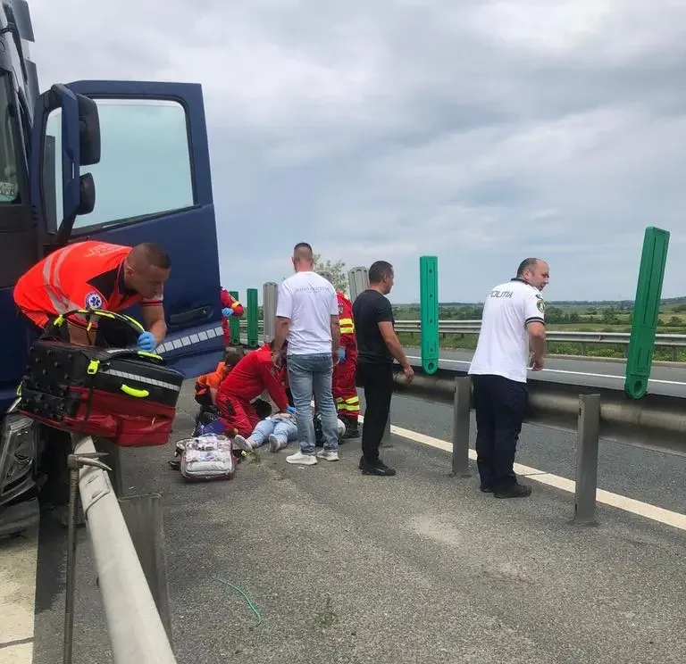 Erou în timpul liber. Un ambulanțier din Bihor a luptat pentru viața unei femei aflate în stop cardiac pe autostradă