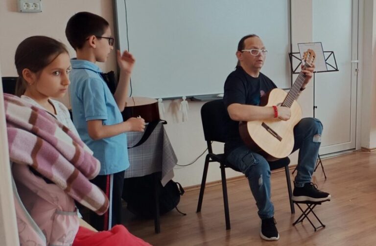 Copii uniți prin artă și empatie. O zi care a adus împreună elevi, profesori și speranță la Oradea