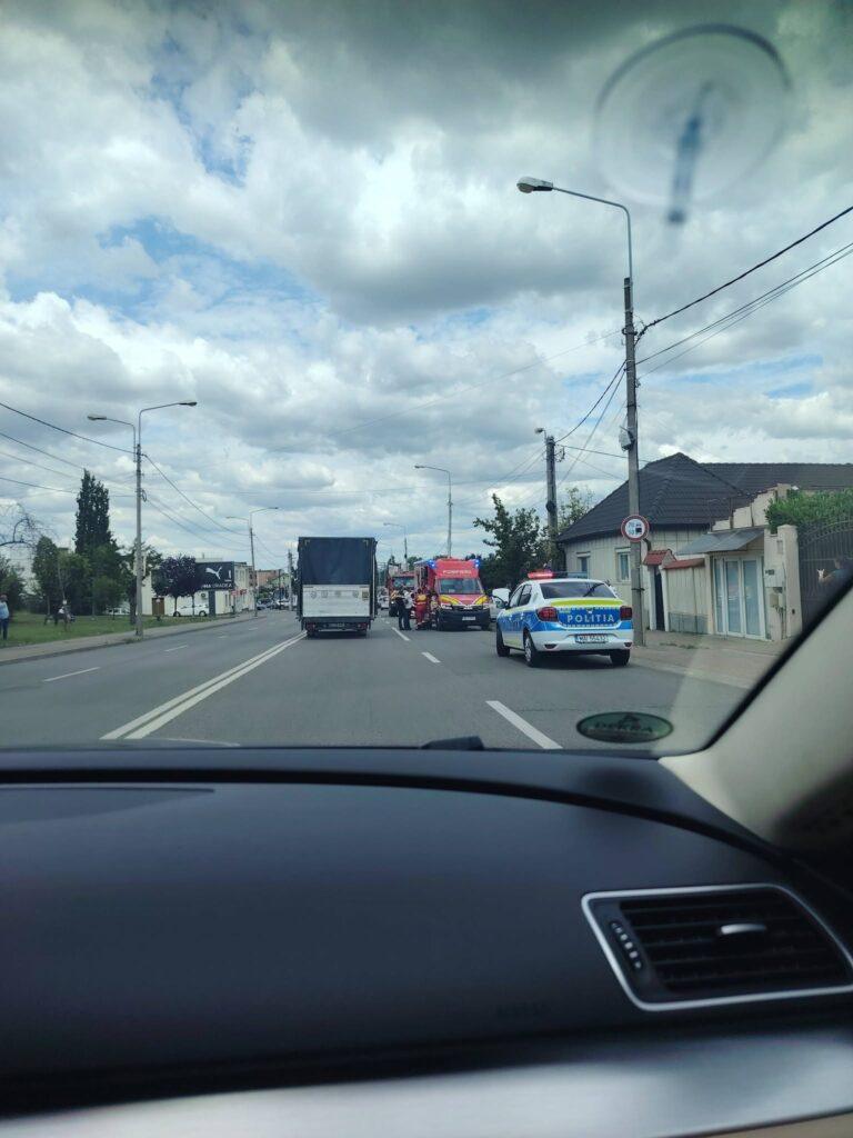 Accident cu trei autoturisme pe Calea Clujului din Oradea. O persoană a ajuns la spital