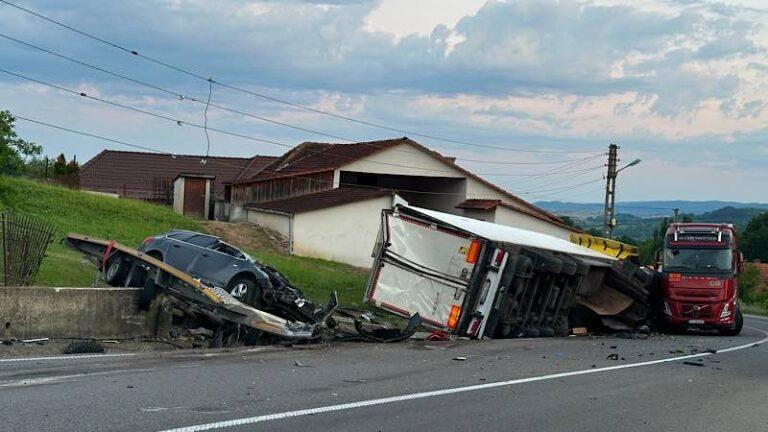 Accident grav pe DN1, în Bihor. O femeie a murit, iar trei persoane au fost rănite după impactul dintre două autoturisme și două TIR-uri