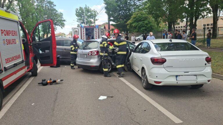 Accident grav pe Calea Clujului din Oradea. O persoană a fost scoasă dintre fiarele unui autoturism și dusă la spital