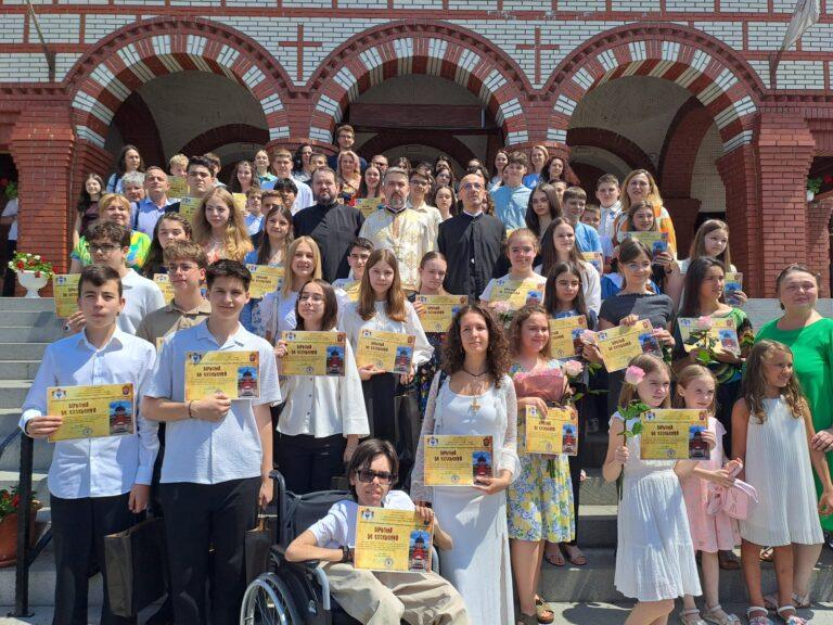 50 de elevi cu media 10 de la Liceul Ortodox „Episcop Roman Ciorogariu”, recompensați de Parohia Oradea-Nufărul
