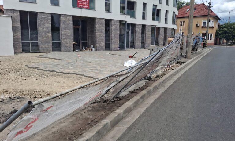Vântul a făcut prăpăd în Oradea. Femeie rănită și mașină distrusă după două incidente în câteva ore