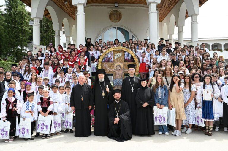 Peste 350 de tineri din Bihor s-au întâlnit la Mănăstirea „Sfânta Cruce” din Oradea. Elevii cu rezultate deosebite au fost premiați