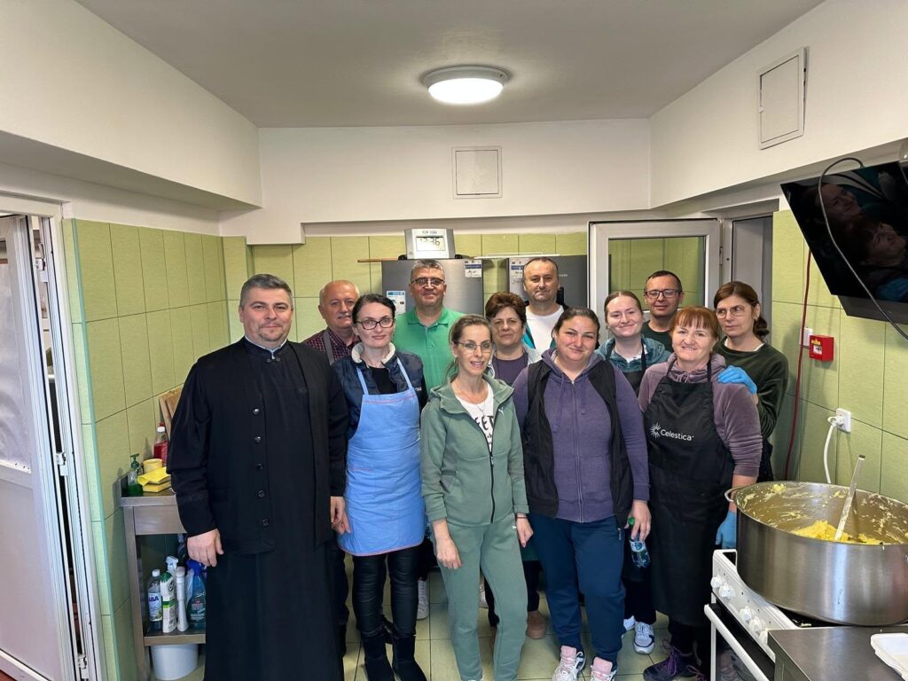 Peste 140 de porții de mâncare au ajuns la persoane aflate în nevoie prin campania „Masa săracilor” din Oradea