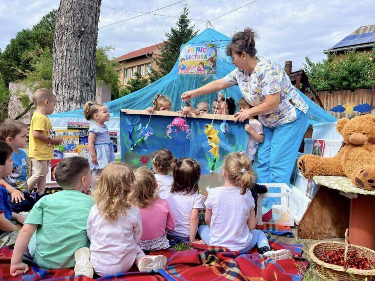 Copiii de la Creșa Oradea au participat la „Picnicul de lectură”. Poveștile au prins viață în curtea instituției