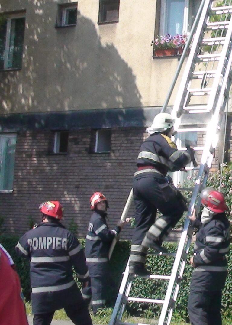 Bunică de 83 de ani, găsită în stare gravă într-un apartament din Oradea. Pompierii au intervenit de urgență