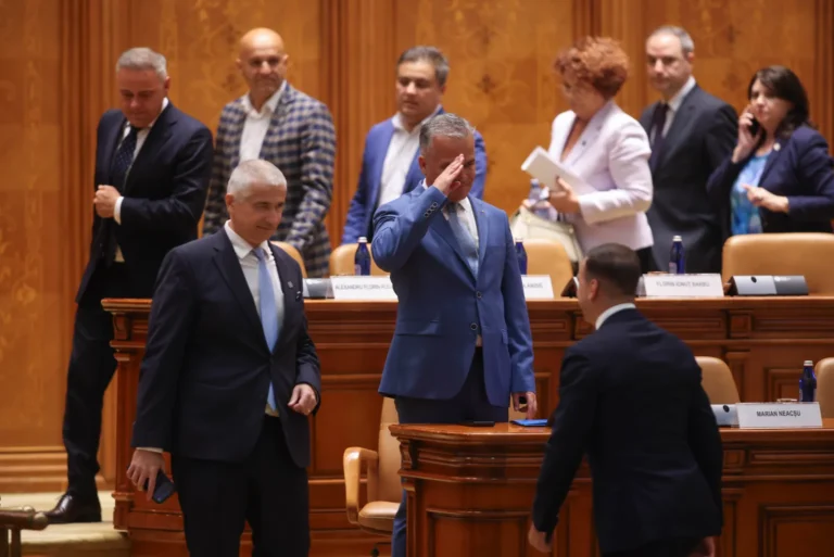 Guvernul Veștea a căzut la vot. AUR a ieșit din sală înaintea deciziei finale. Kelemen Hunor: „Se încheie o eră”