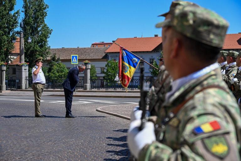 Ziua Imnului Național al României, sărbătorită la Oradea. Ceremonie militară în Piața Mihai Viteazul