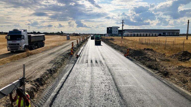 Primul strat de asfalt pe strada Augustin Maior. O stradă de pietriș din Oradea intră în modernizare completă