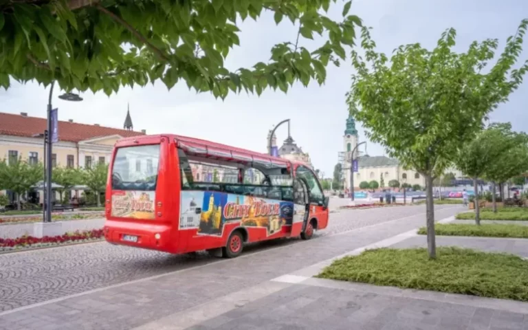 Autobuzul turistic îi plimbă pe orădeni și turiști prin cele mai importante locuri din oraș. Cât costă biletele și de unde pot fi cumpărate