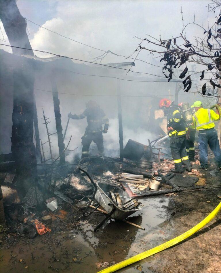 Incendiu puternic la Vadu Crișului. Trei locuințe au fost la un pas să fie cuprinse de flăcări. Un copil de 9 ani, posibil la originea incendiului