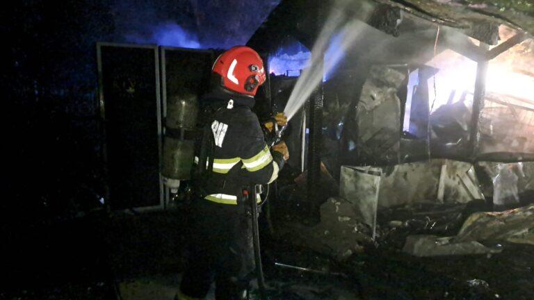 Incendiu în miez de noapte într-un restaurant din Oradea. Focul a fost stins rapid, localul rămâne deschis
