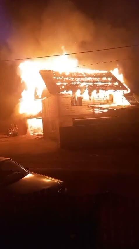 Incendiu de amploare, în Roșia, la o hală de prelucrare a lemnului
