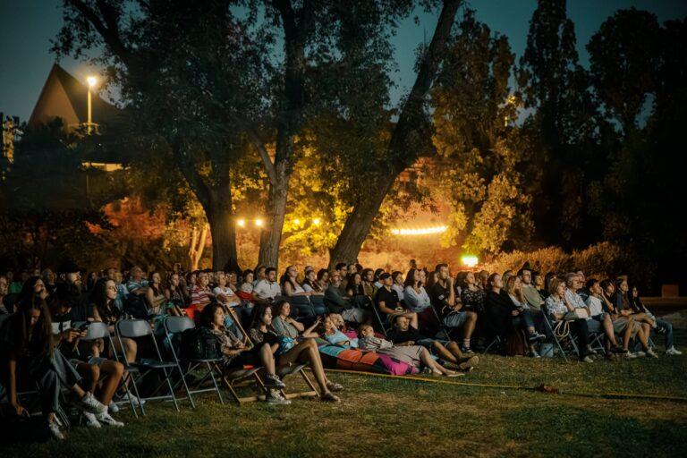 Oradea Summer Film 2026 aduce la Cetatea Oradea cinci debuturi care au schimbat istoria cinematografiei. Intrarea este liberă
