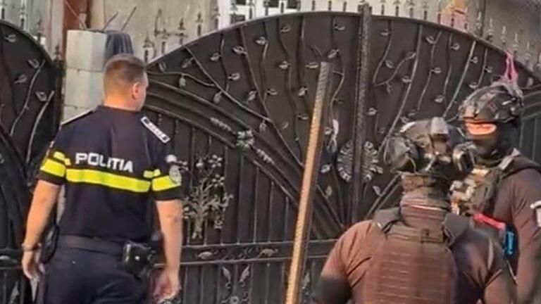 Scandal tranșat cu polițiștii, într-un cartier din Aleșd. O mașină de poliție a fost avariată în timpul intervenției