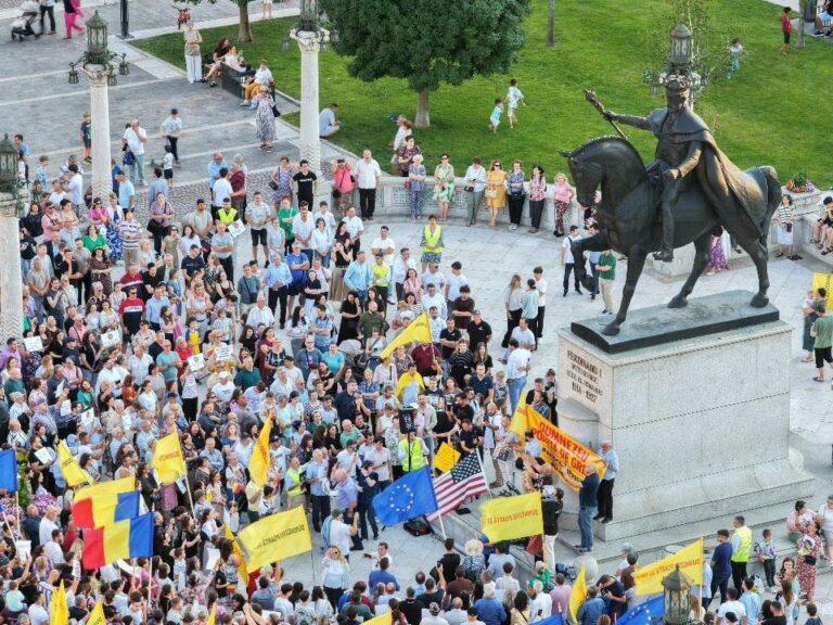 Oradea a ieșit în stradă pentru Viorel Pașca. Mii de oameni au umplut Piața Unirii și au acuzat autoritățile de abuz: „Binele nu trebuie pedepsit!”