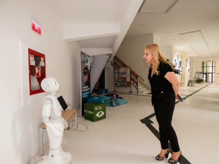 Robotul care a devenit „vedeta” admiterii la Universitatea din Oradea. Ce poate face Pepper pentru viitorii studenți