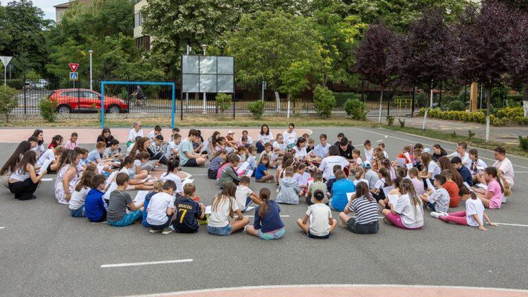 Cinci zile de vacanță altfel, pentru zeci de copii din Oradea. Ce au trăit la Școala de Vară organizată de Liceul Ortodox