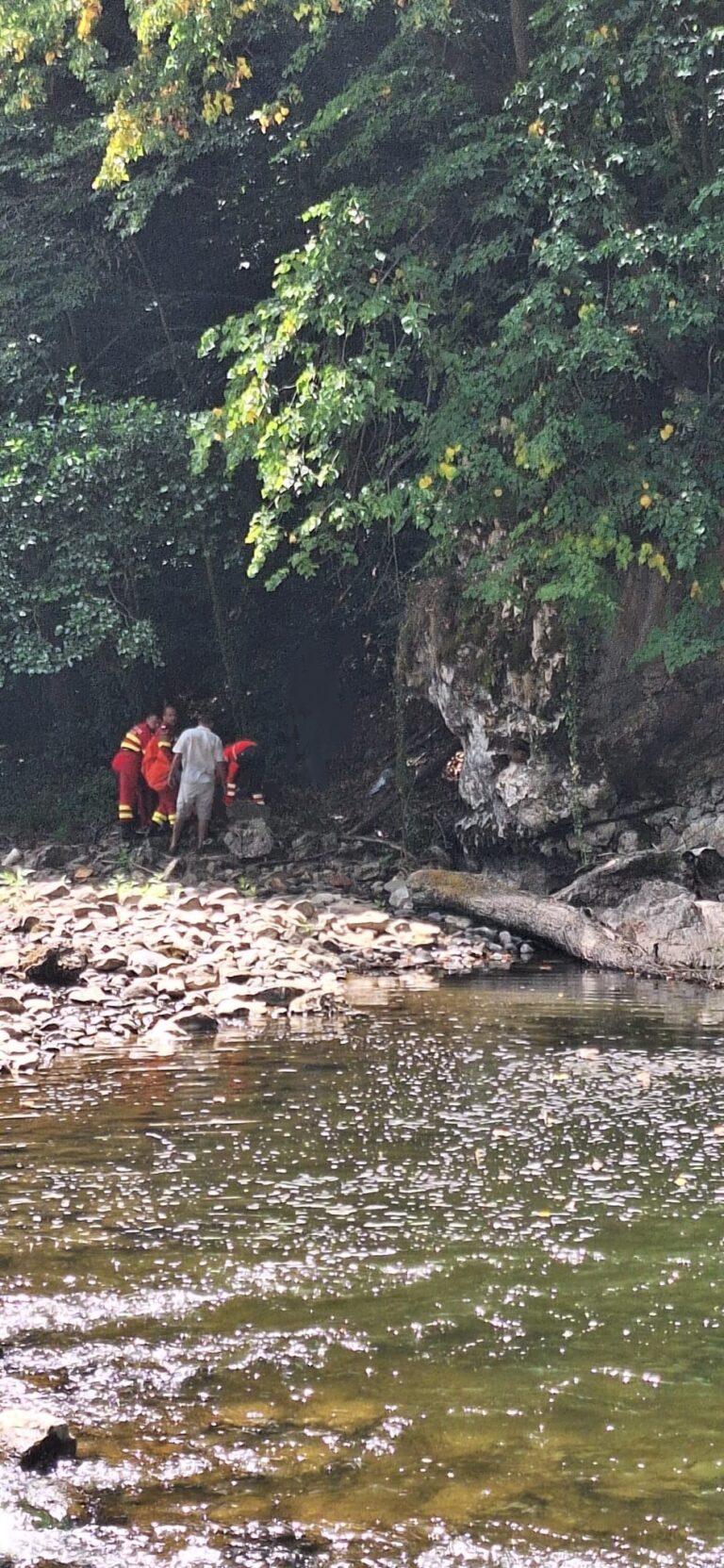 Un copil de 8 ani a căzut într-o râpă la Vadu Crișului. Au intervenit pompierii, Salvamontul și echipaje medicale
