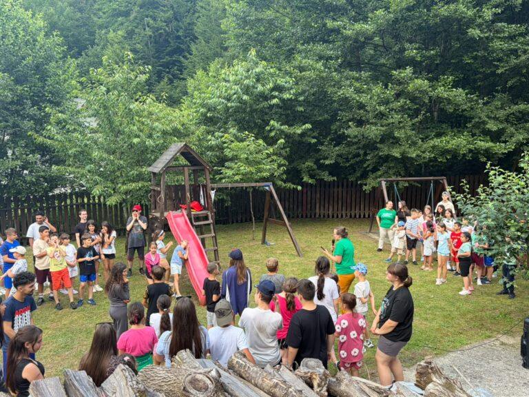 60 de copii din Bihor au descoperit magia naturii într-o tabără în Pădurea Neagră. Au lăsat telefoanele deoparte și au învățat să protejeze mediul