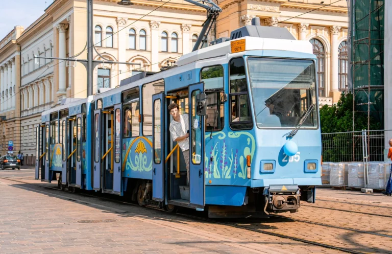 Cum au reușit mai mulți elevi să transforme un tramvai obișnuit într-o adevărată atracție a Oradei